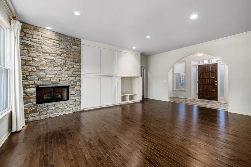 Living room before AI interior design transformation